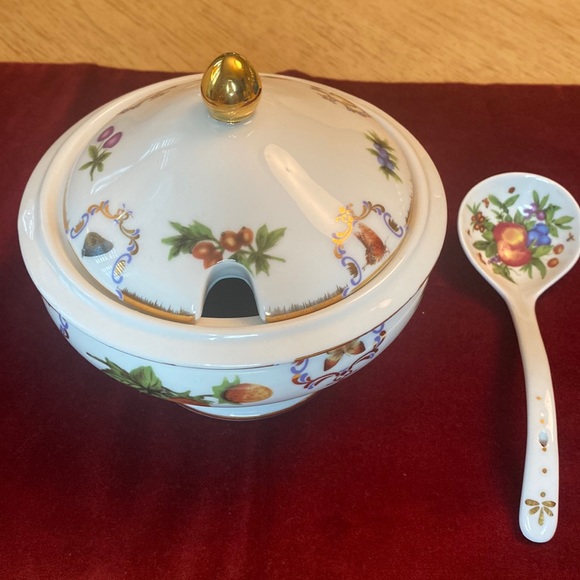 I. GODINGER & CO. Yorkshire Pattern Porcelain Tureen - Picture 1 of 10